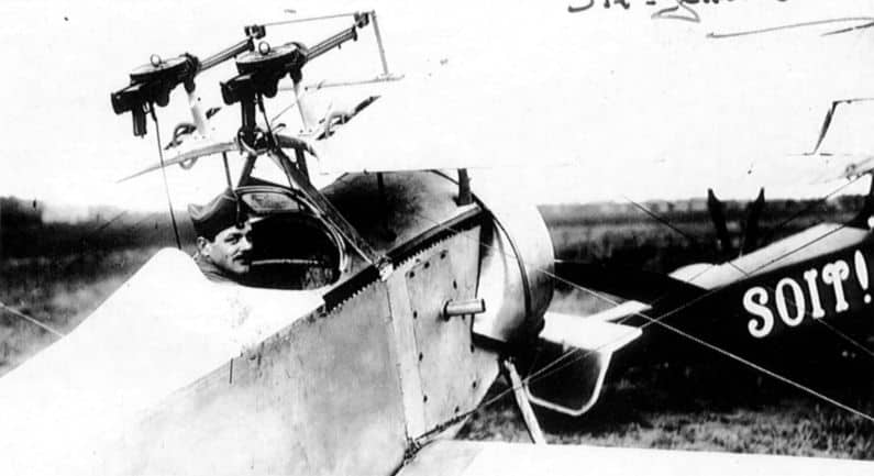 Истребитель Ньюпор 16С.1 с установкой двух пулеметов «Льюис» над крылом. На снимке – машина Военной авиации Бельгии, в кабине предположительно Жан Ольеслеже (Jan Olieslagers)